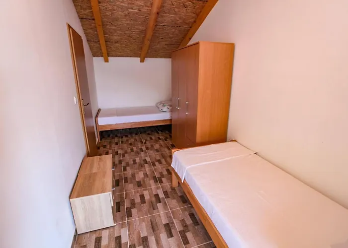 Robinson Jela * Bogomolje